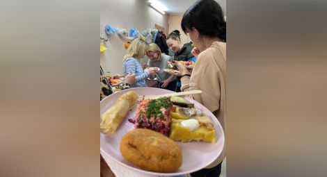 Пирожки със зеле, сельодка под шуба, баница с копър - украинки и русенки споделят храна за душата