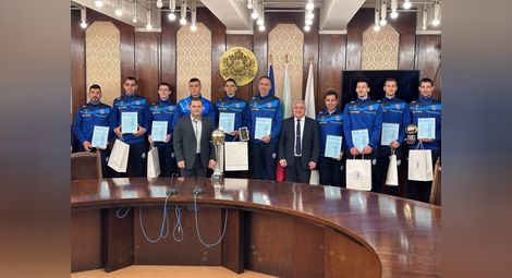 Волейболистите с отборна статуетка „Русе“ и паметни плакети за спечелената национална купа