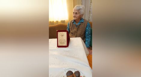Баба Тана отпразнува 100 години сред деца, внуци и правнуци