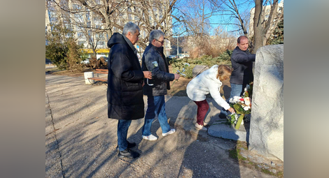 Общински съветници от ГЕРБ поднесоха цветя пред паметния знак.