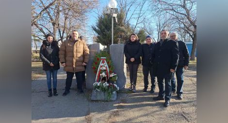 Председателят на СДС в Русе Станимир Станчев и съмишленици пред мемориала на площад „Оборище“.