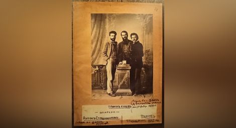 Снимка на Трифон Кунев, Антон Страшимиров и Теодор Траянов, ок. 1906-1907 г., експонат на филиала на Националния литературен музей Дом-паметник „Елин Пелин“, с. Байлово.