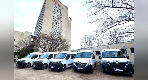 Болница „Канев“ купи нови микробуси за пациентите на хемодиализа