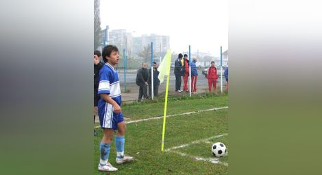 Драгош по време на първите си стъпки във футбола.