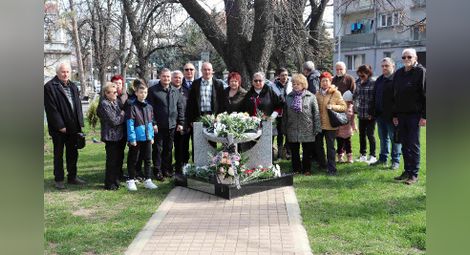 81 години от спасяването на българските евреи Имало едно време едно обикновено момиче. С нищо не било по-различно, освен че се казвало Естер...