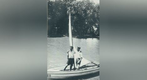 Снимка на най-младите членове на Яхтклуба в Русе - Любен Гройс и Димо Димов през 1936 г.