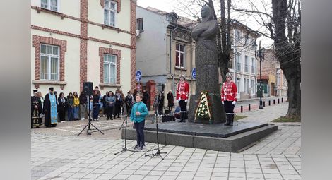 Петокласникът Христо Костов рецитира „Аз съм българче“ пред паметника на Баба Тонка. 			 Снимка: ОА