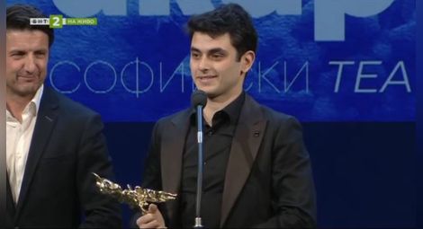 Калоян Желев получава наградата си от Мирослав Боршош.