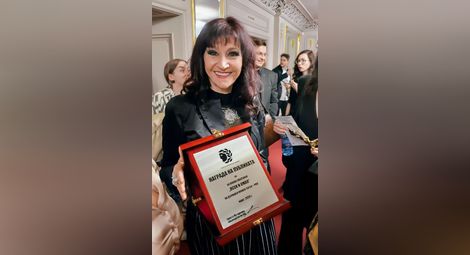 Директорът на театъра Теменуга Хараланова с наградата на публиката. 