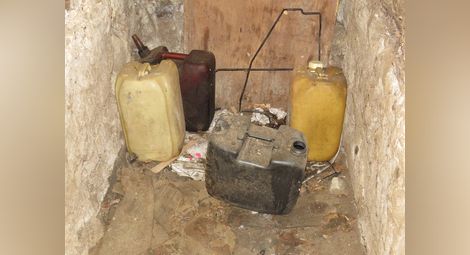 Петима крадци на дизел от тирове задържани във вилна зона край Русе /галерия/
