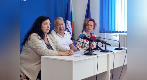 Илиян Русев-Скури, Неви Русева (вляво) и адвокат Биляна Калчева.