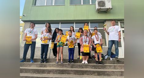 Златните рибки на Фондация „Александър Русев“ с близо 40 медала и 1 купа от състезание по адаптирано плуване в Габрово