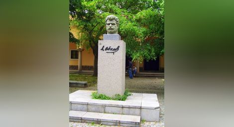 Бюст-паметник на Александър Стамболийски - Земеделският Апостол, в центъра на село Славовица, пред читалището.