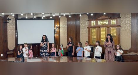 Деца подариха на кмета Пенчо Милков филм за скулптора на Паметника на свободата Арналдо Дзоки