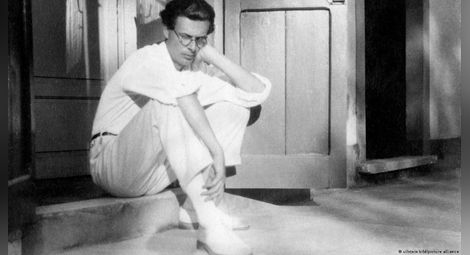 Британският писател Олдъс Хъксли започва да експериментира с психеделични наркотици в началото на 50-те години. Когато Хъксли, приятел на Алберт Хофман, умира през 1963 г., той кара съпругата си да му инжектира 100 микрограма LSD. Снимка: ullstein bild/picture alliance