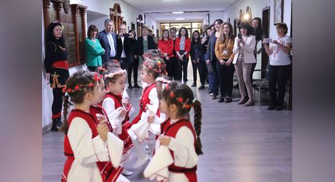 Деца от „Синчец“ лазаруваха Областната администрация в Русе