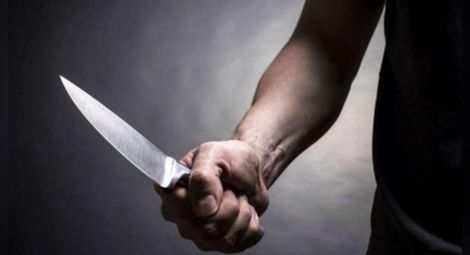 Две момчета нападнали с нож през нощта възрастен мъж в дома му