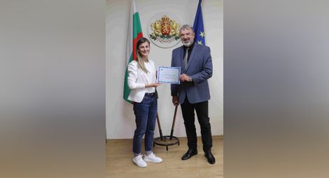 Росица Георгиева удостоена с грамота от областния управител на Русе Драгомир Драганов за изпълнението на здравната програма „Бързи герои 112“