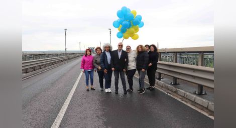 Десетки балони с цветовете на знамето на Европейския съюз полетяха от Дунав мост в чест на Деня на Европа
