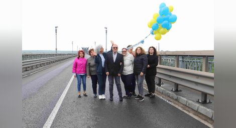 Десетки балони с цветовете на знамето на Европейския съюз полетяха от Дунав мост в чест на Деня на Европа