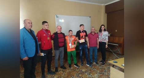 Талантливи евромедалисти от Спортното с награди от директора Евгени Недев