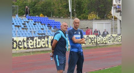 Светлин Симеонов /вляво/ и старши треньорът Мартин Ковачев са наясно от какъв тип играчи отборът има нужда.  Снимка: Архив