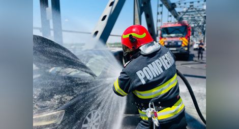 Румънски автомобил се запали в движение на Дунав мост, няма пострадали, движението е възстановено напълно