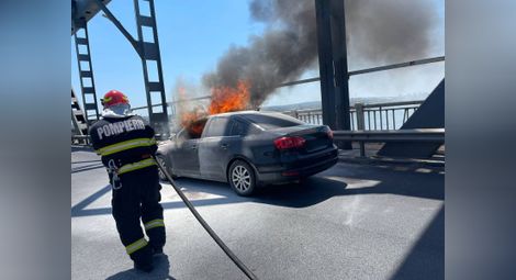 Румънски автомобил се запали в движение на Дунав мост, няма пострадали, движението е възстановено напълно