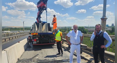 Драгомир Драганов и Йордан Вълчев провериха въведената организация на движение за ремонта на Дунав мост при Русе