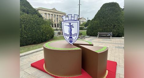 Макет на торта „Гараш“ привлича вниманието на централния площад в Русе.