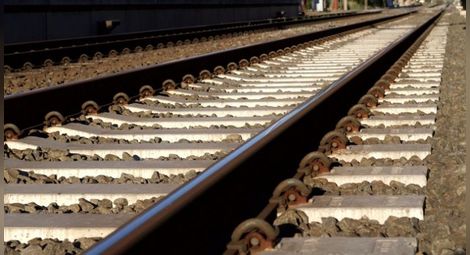 Машинисти спасиха лежащ на релсите в Русе 82-годишен мъж