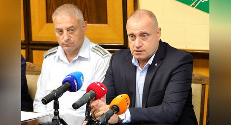 Началникът на Пътна полиция Николай Ненков /вляво/ и директорът на ОДМВР Пламен Първанов.