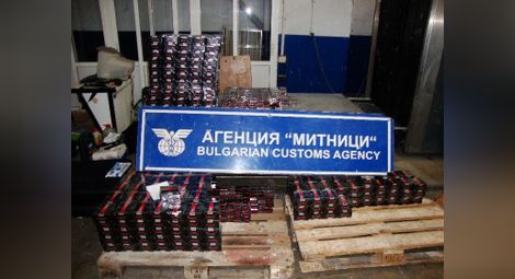 Митническите инспектори откриха тайник в лек автомобил с 130 000 къса цигари