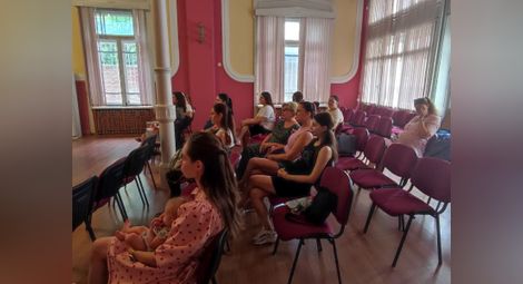 Лектори разясняват развитие и хранене на детето в Училище за родители