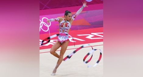 Силвия Митева изпълнява съчетание с лента на олимпийските игри в Лондон през 2012 година.          Снимка: Уикипедия