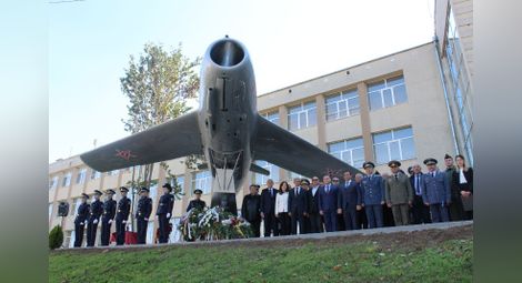 Във Ветово откриха мемориална плоча на летеца-инструктор полк. Велико Пенчев