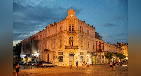 Ремонтират сградата с часовника на централния площад