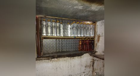 Митничари и данъчни иззеха над 2 тона нелегален алкохол