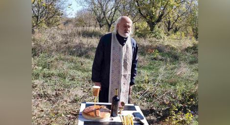 Отец Стефан на панихидата за избитите без съд и присъда русенски интелектуалци: Вятърът ще гаси свещите в ръцете ни, което ще ни напомня да не угасне огънят в сърцата ни
