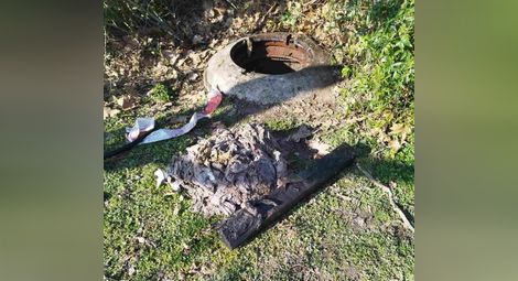 Това е открито при аварийното почистване на запушената ревизионната шахта в района на хотел „Рига“.   Снимка: „ВиК Русе“ ООД