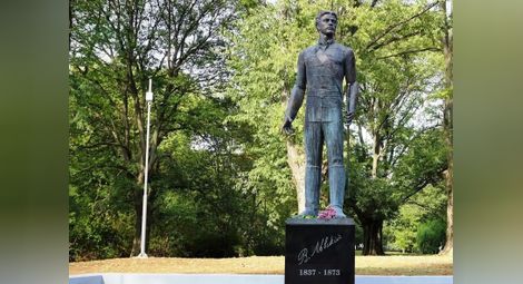 Младежкият гвардейски отряд застава на почетен караул пред паметника на Левски