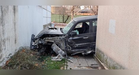 Млада майка се бори за живота си след удар от джип на тротоара