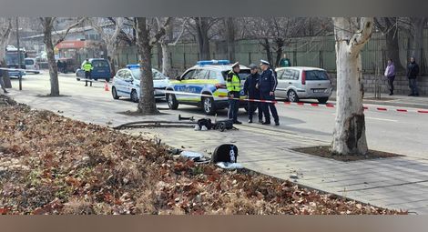 Млада майка се бори за живота си след удар от джип на тротоара