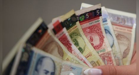 Бюджетните заплати се откъсват с близо 500 лева от частния сектор