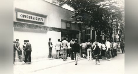 Черно-бели мигове от цветната мозайка на живота: Снимка с досие - на едно място се натрупала опашка, а един дошъл да снима