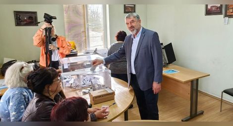 Драгомир Драганов води с над 10% след първия тур на кметските избори в Две могили