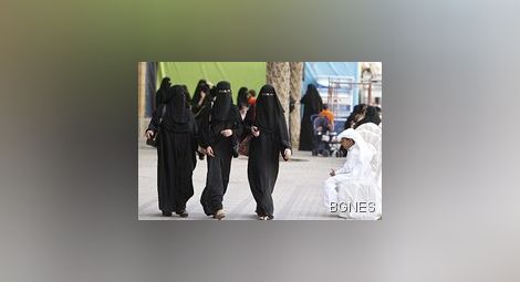 Шофирането уврежда жените, твърди саудитски духовник 