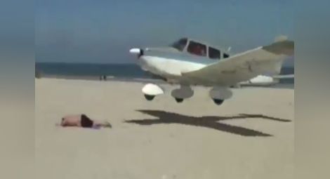 Самолет едва не кацна върху човек на немски плаж (видео)