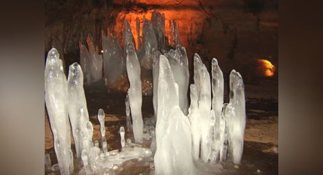 Пропуканата пещерата Леденика е залепена и отворена за посетители