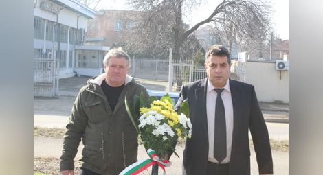 Григоров поднесе цветя пред паметника на Гоце Делчев